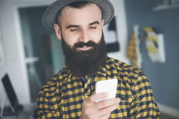 Lachende bebaarde man — Stockfoto