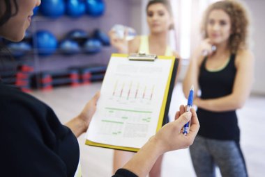 spor salonunda egzersiz genç kadınlar