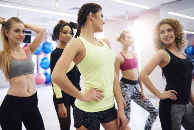 spor salonunda egzersiz genç kadınlar