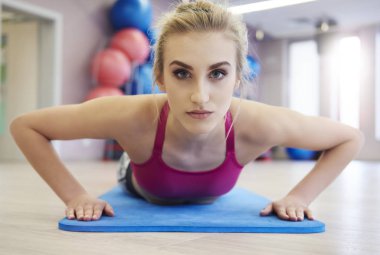 spor salonunda genç kadın