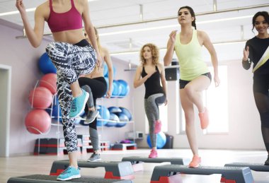 spor salonunda egzersiz genç kadınlar
