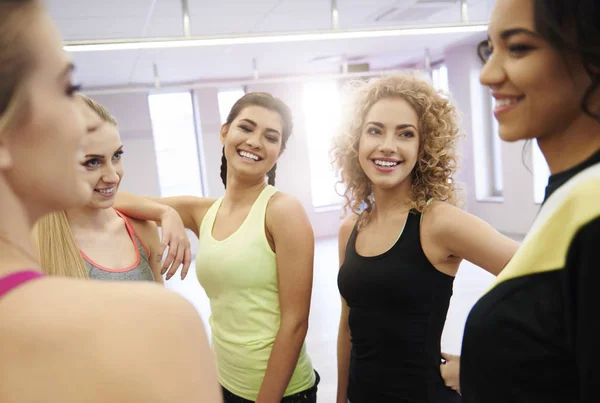 Young women exercising in gym — Stock Photo, Image