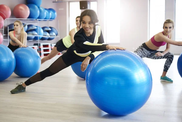 Unga kvinnor som tränar i gym — Stockfoto