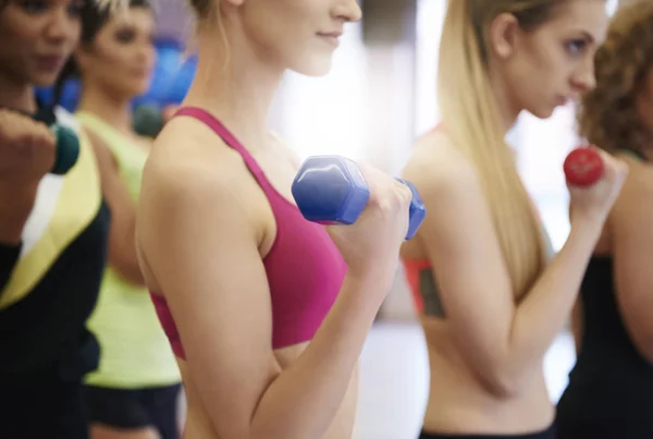 Unga kvinnor som tränar i gym — Stockfoto