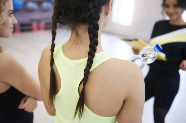Junge Frauen beim Turnen im Fitnessstudio — Stockfoto