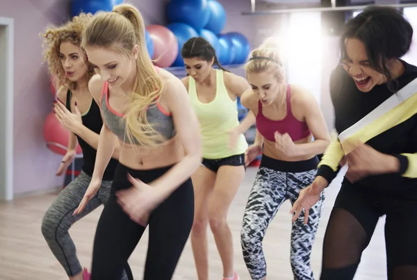 Junge Frauen beim Turnen im Fitnessstudio — Stockfoto