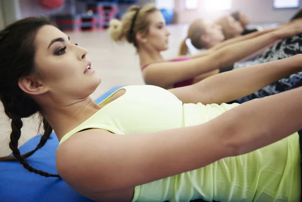 Unga kvinnor som tränar i gym — Stockfoto