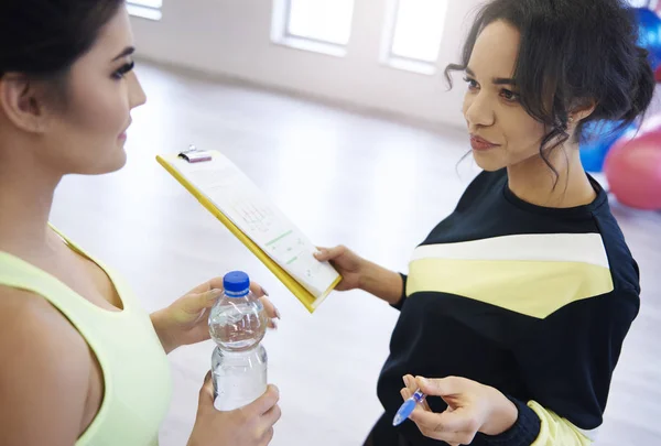 Mujeres jóvenes haciendo ejercicio en el gimnasio —  Fotos de Stock