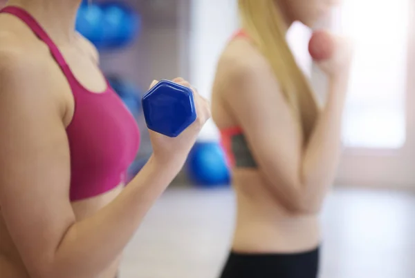 Mujeres jóvenes haciendo ejercicio en el gimnasio —  Fotos de Stock