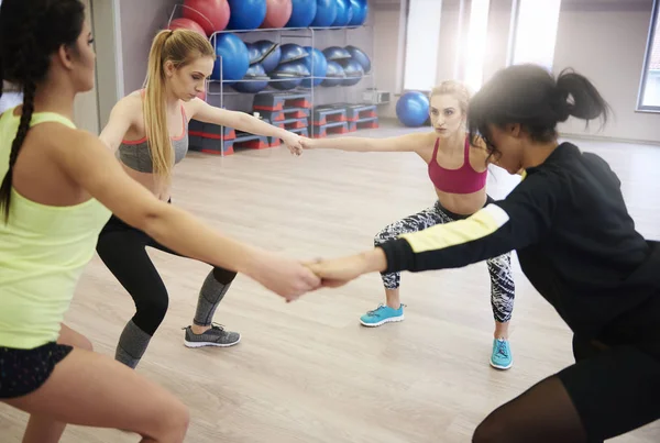 Junge Frauen beim Turnen im Fitnessstudio — Stockfoto