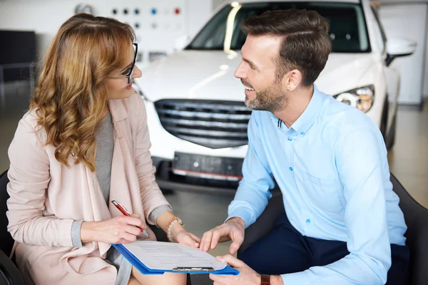 Pareja comprando coche — Foto de Stock