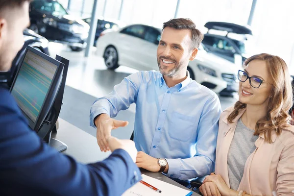 Par och bil försäljare i butik — Stockfoto