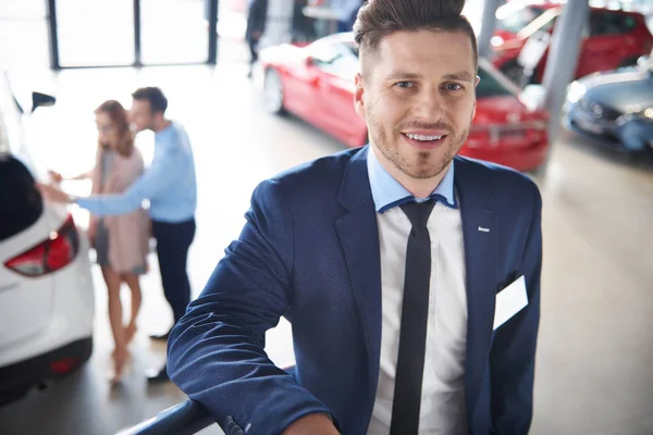 Salesman  and clients in dealer shop — Stock Photo, Image