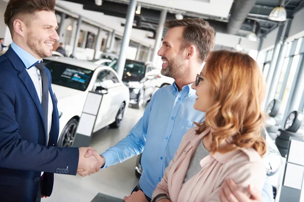 Par och bil försäljare i butik — Stockfoto