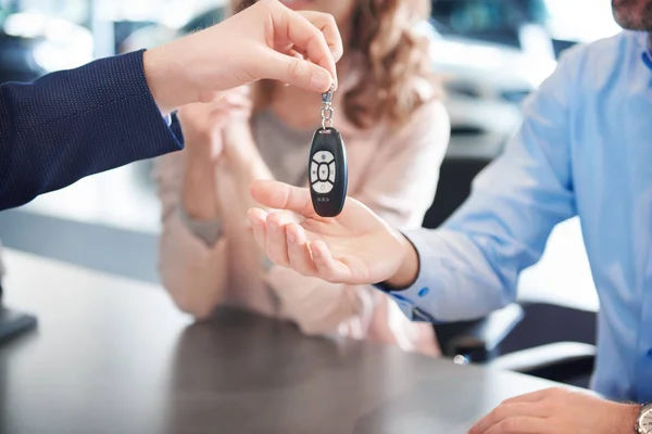 Klientów i sprzedawca samochodów — Zdjęcie stockowe