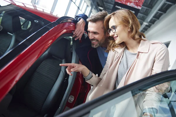 Casal de compra de carro novo — Fotografia de Stock