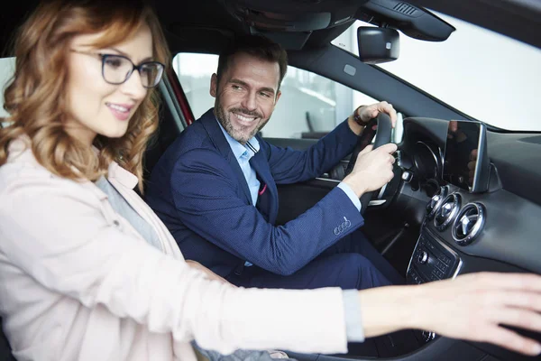 Paar kopen nieuwe auto — Stockfoto