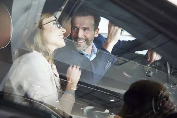 Couple buying new car — Stock Photo, Image