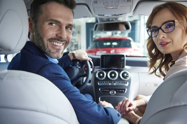 Couple buying new car — Stock Photo, Image