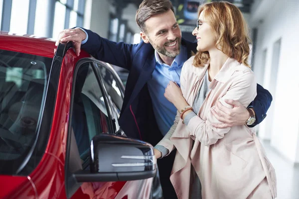 Casal de compra de carro novo — Fotografia de Stock