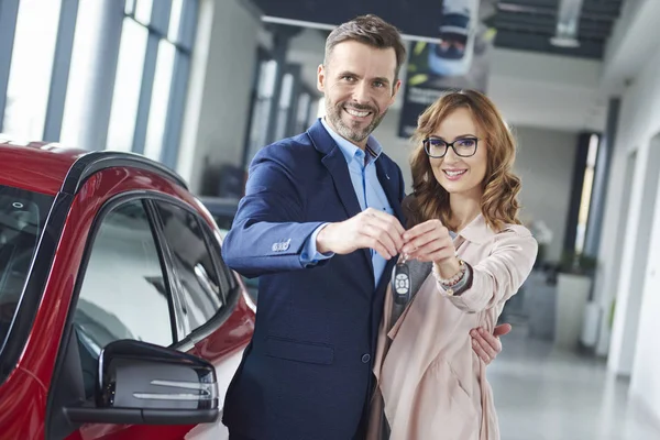 Pareja comprando coche nuevo — Foto de Stock