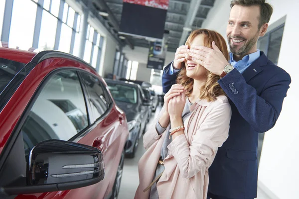 Pareja comprando coche nuevo — Foto de Stock