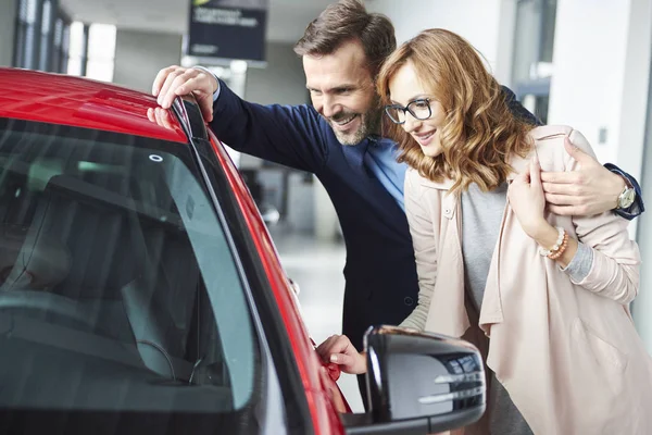 Couple buying new car — Stock Photo, Image