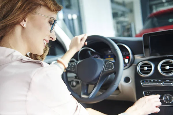 Mujer comprando coche nuevo — Foto de Stock