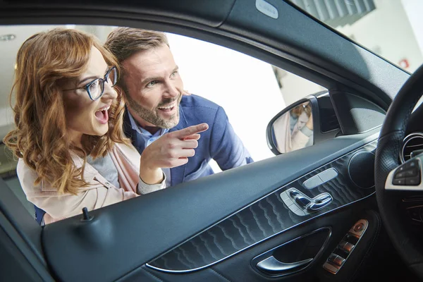 Casal de compra de carro novo — Fotografia de Stock