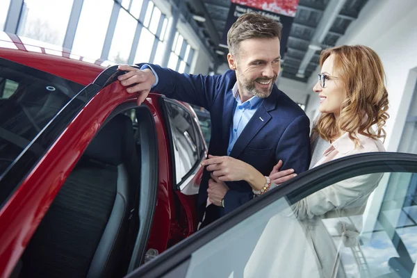 Pareja comprando coche nuevo — Foto de Stock