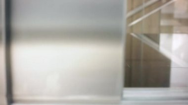 Asansör çıkan kadın