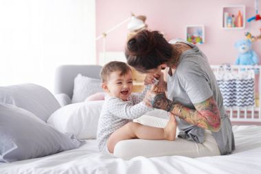 genç anne bebekle oynarken