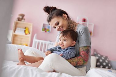 genç anne bebekle oynarken