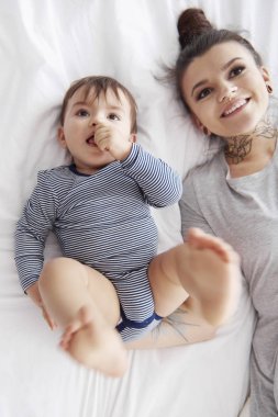 genç anne bebekle oynarken