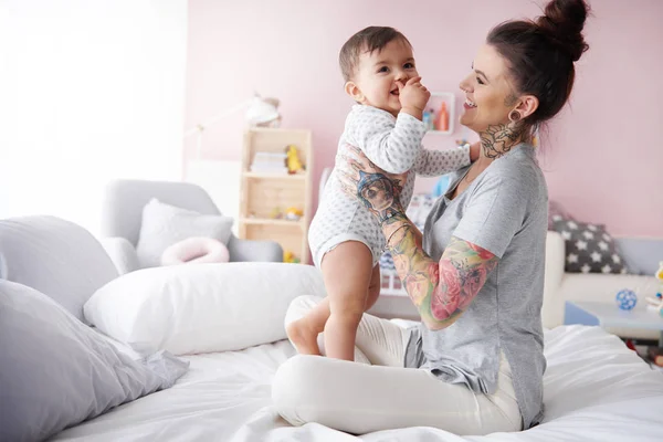 Young mom playing with baby — Stock Photo, Image