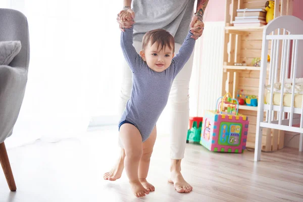 Mladá maminka hraní s dítětem — Stock fotografie