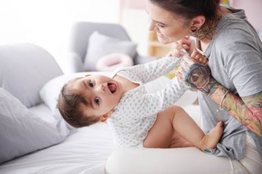 genç anne bebekle oynarken