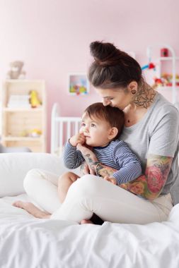 genç anne bebekle oynarken