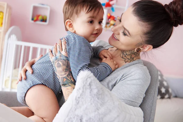 Young mom playing with baby — Stock Photo, Image