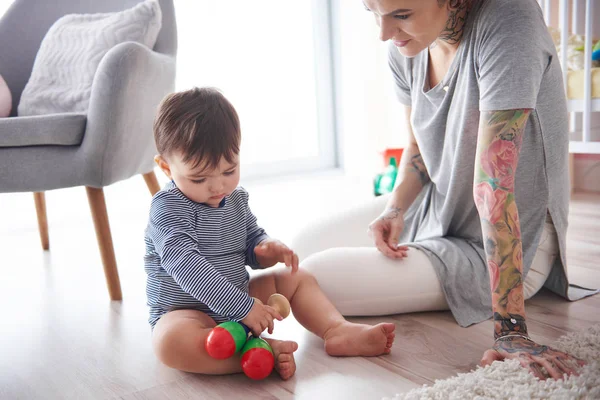 genç anne bebekle oynarken