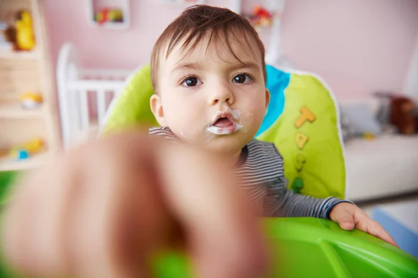 Baby maaltijd tijd — Stockfoto