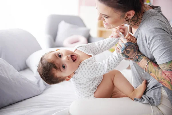 Joven mamá jugando con bebé — Foto de Stock