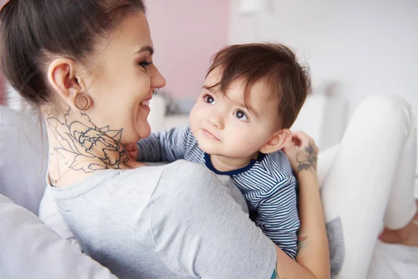 Young mom playing with baby — Stock Photo, Image