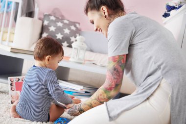 genç anne bebekle oynarken