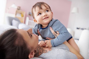 genç anne bebekle oynarken