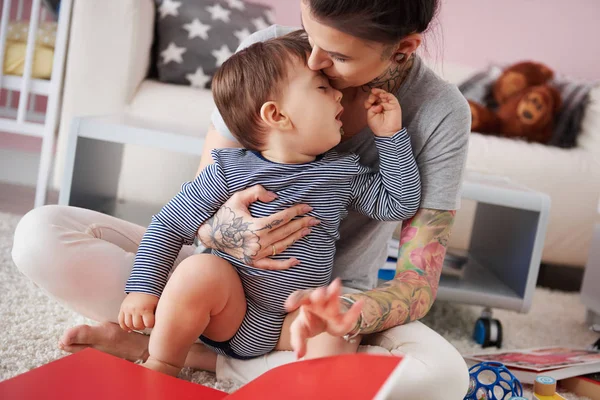 Joven mamá jugando con bebé — Foto de Stock