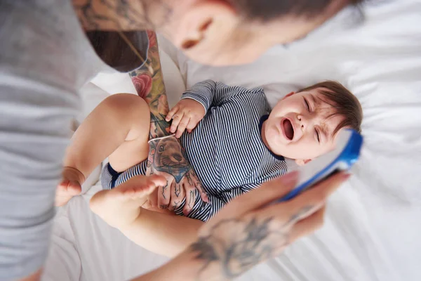 Ibu memeriksa suhu bayi — Stok Foto