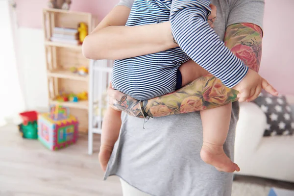 Mãe segurando bebê nos braços — Fotografia de Stock