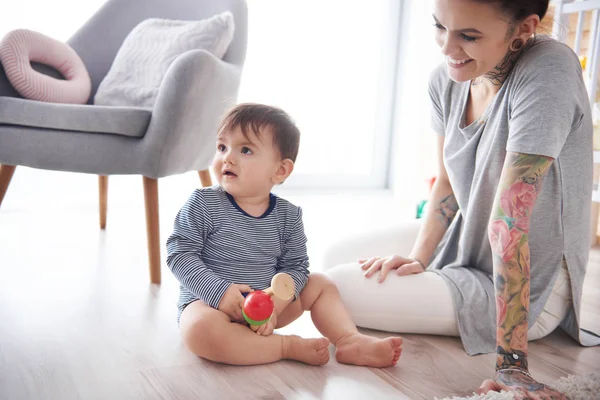 Jovem mãe brincando com o bebê — Fotografia de Stock