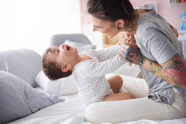 Jovem mãe brincando com o bebê — Fotografia de Stock